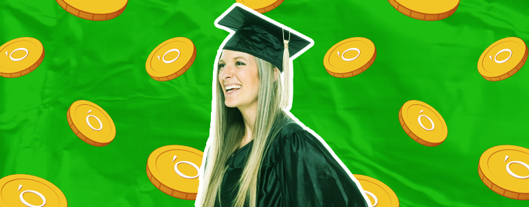 Mulher de beca e capelo sorridente. Atrás, um fundo verde com moedas com o logotipo da Órama.